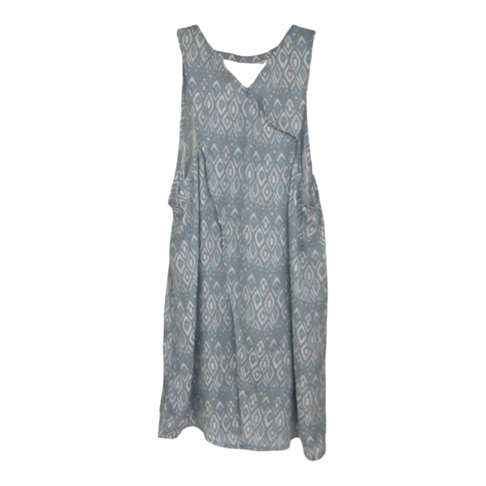 Cupcakes and Cashmere sleeveless split back tank top. M